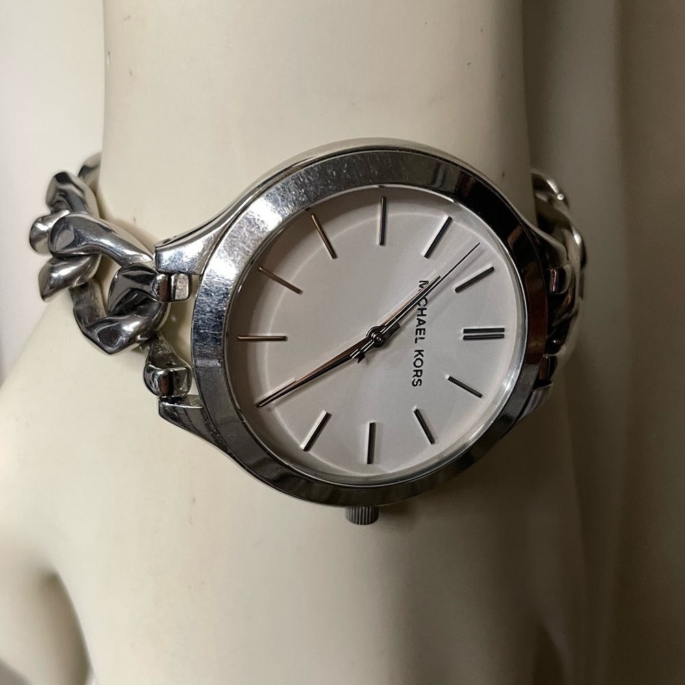 Michael Kors Watch Silver Chain Watch MK Silver Watch comes w/Box⌚️New Battery - Picture 4 of 13
